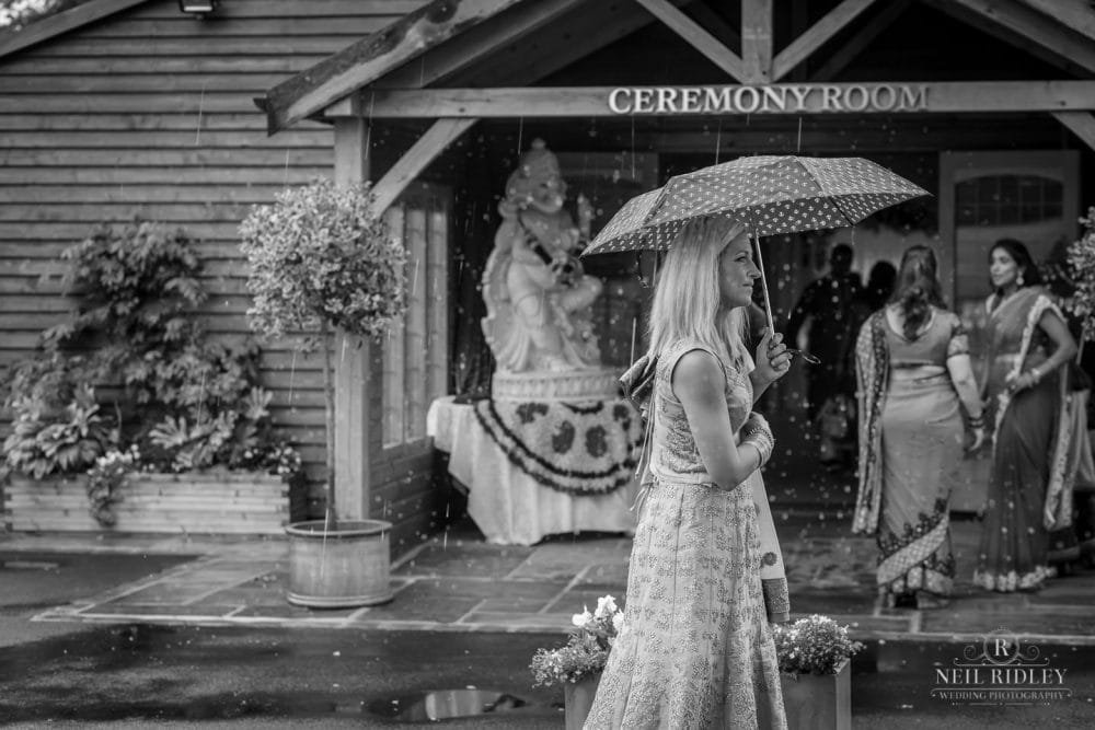 Merrydale Manor Wedding Photographer - Wedding guest in the rain