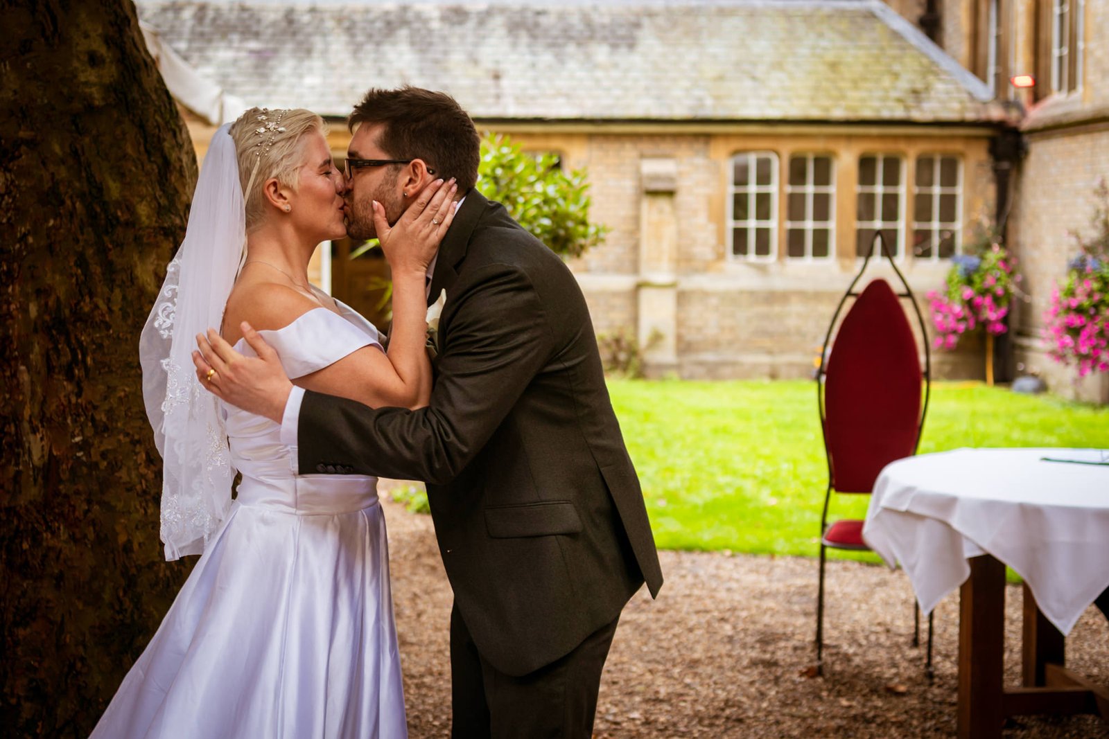 Le Gothique Wedding first kiss